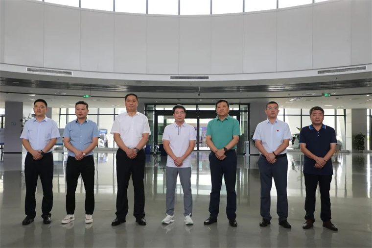 IM电竞陪同舒华体育来滨考察体育产业发展情况